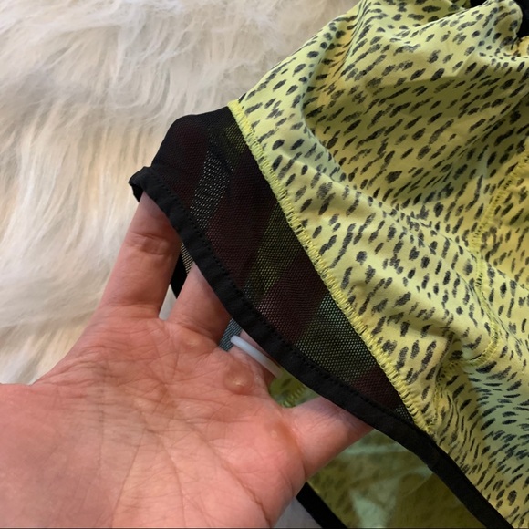 Lululemon Hotty Hot Shorts sz8 - Picture 4 of 10